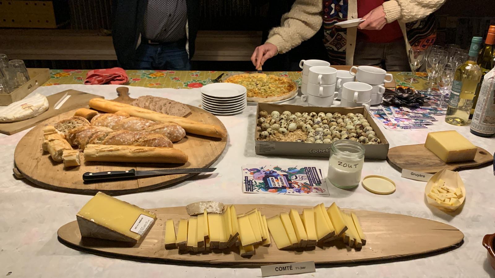Streekkaas en hapjes op tafel tijdens een borrel
